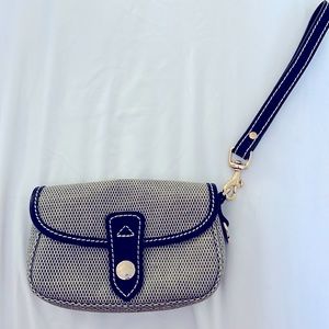 Womens wristlet